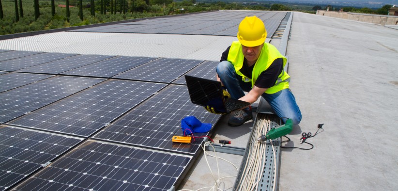Ingénieur en photovoltaïque qui installe et configure des panneaux solaires pour l'énergie photovoltaïque ou thermique, l'eau chaude solaire ou le chauffage solaire